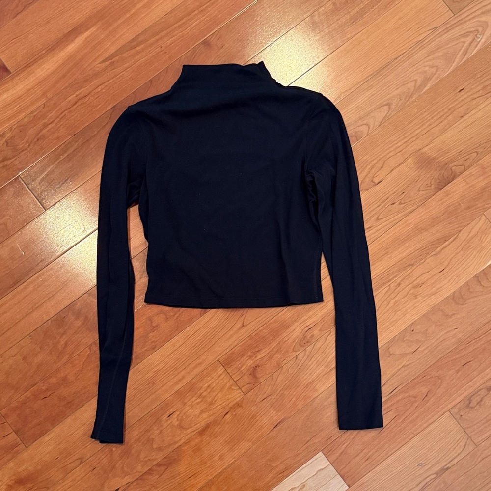 Lululemon black mock neck cropped long sleeve